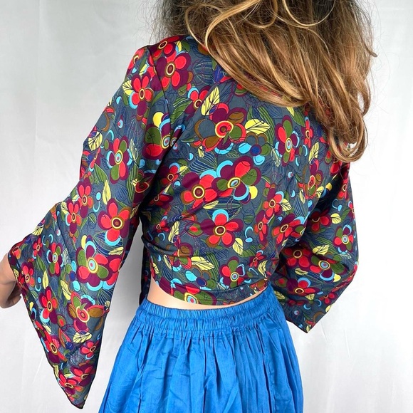 Bell Sleeves Open Front Tie Top - Picture 4 of 5